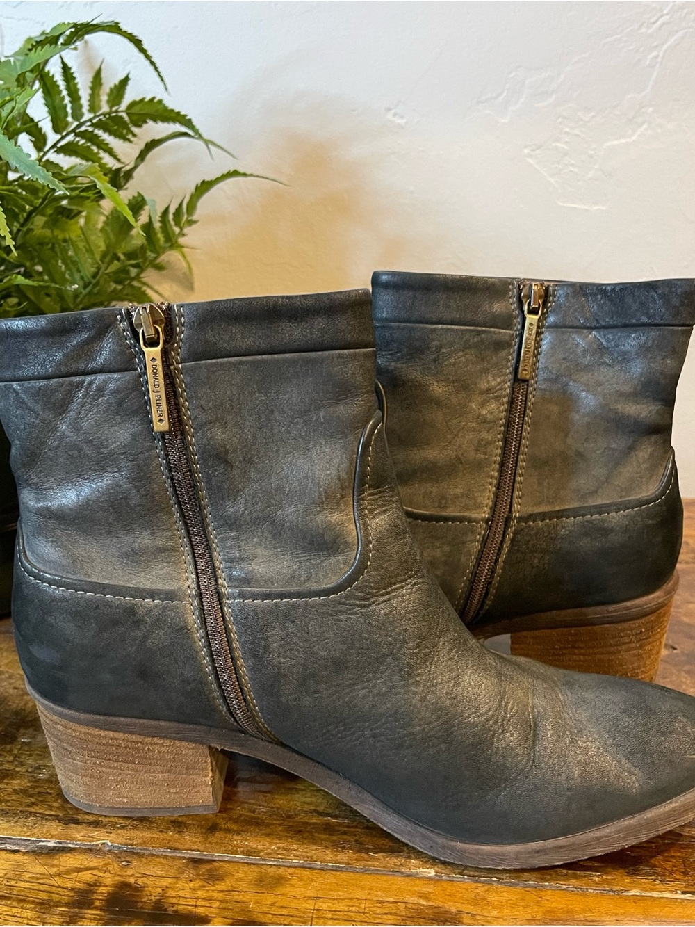 🤩 Donald J Pliner blue metallic soft leather ankle boots, RARE and beautiful